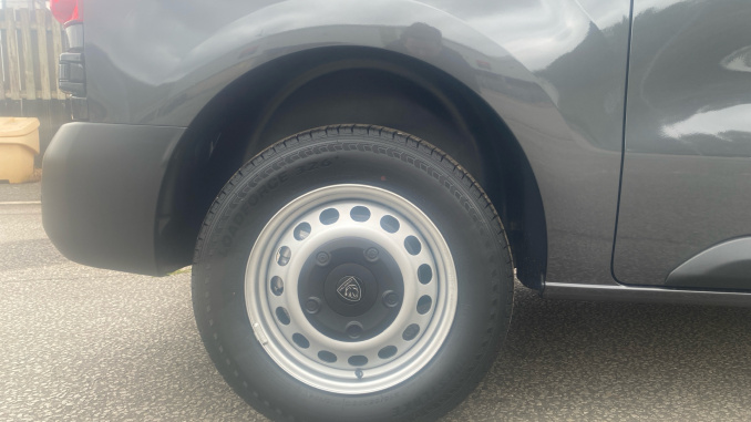 Peugeot Expert M Diesel 2.2 BlueHDi 150 Professional Van - Image 7